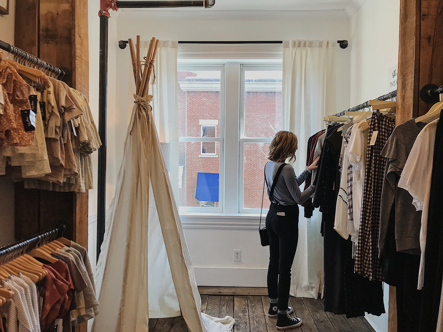 Advantages of Wholesale Retail Clothing