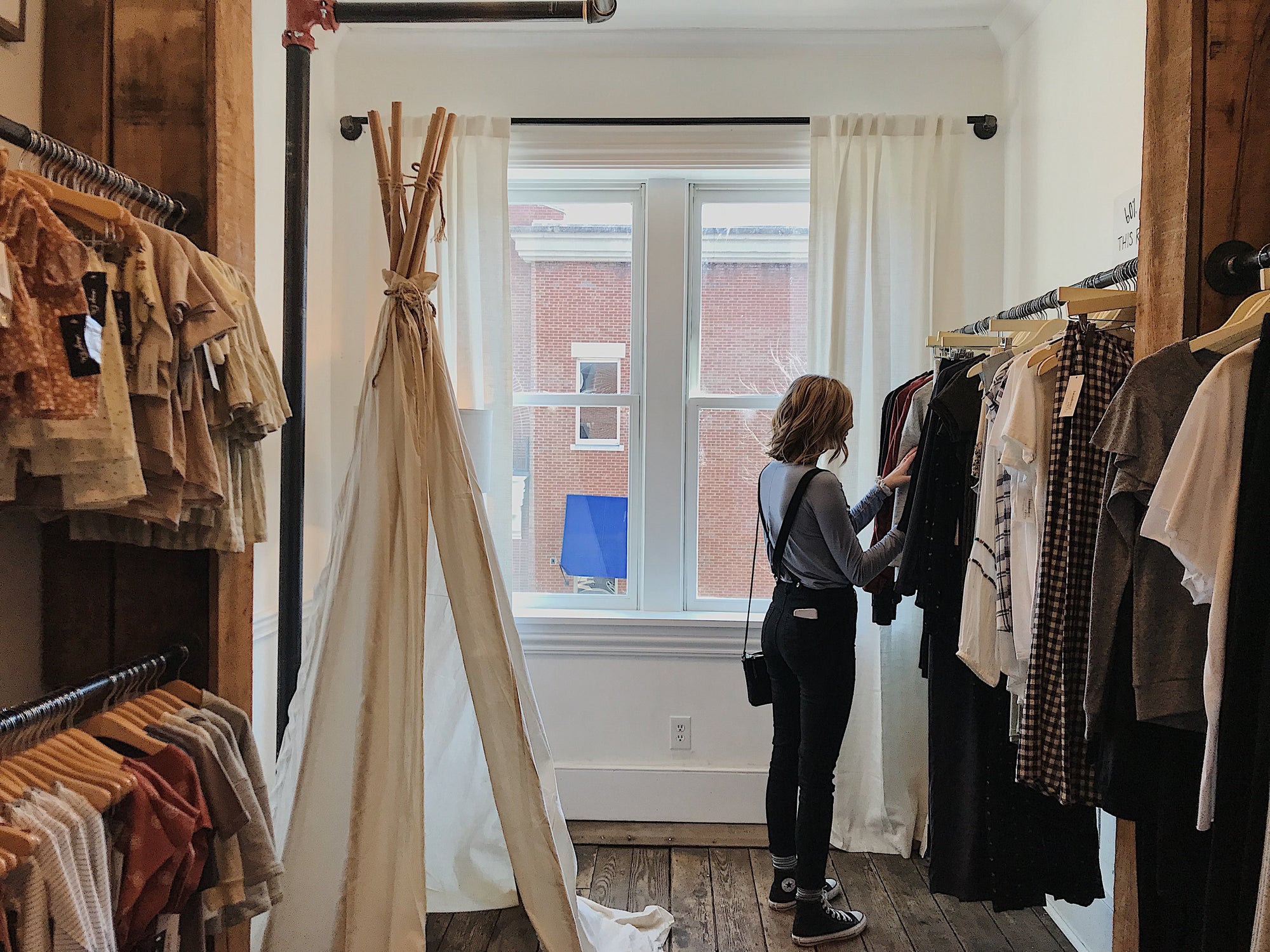 Advantages of Wholesale Retail Clothing