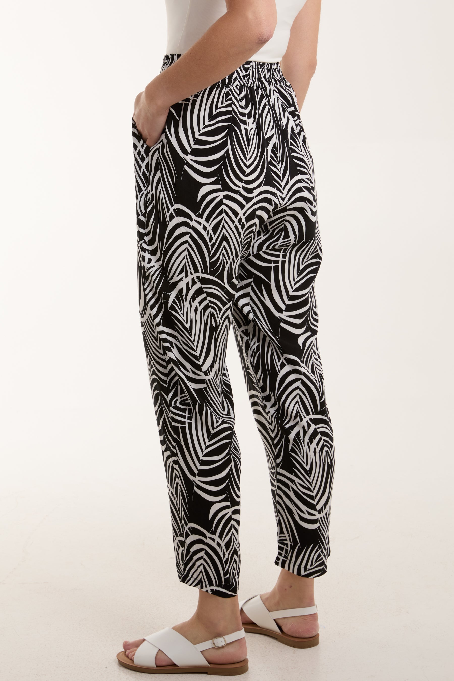 Thin Leaf Print Capri Trousers