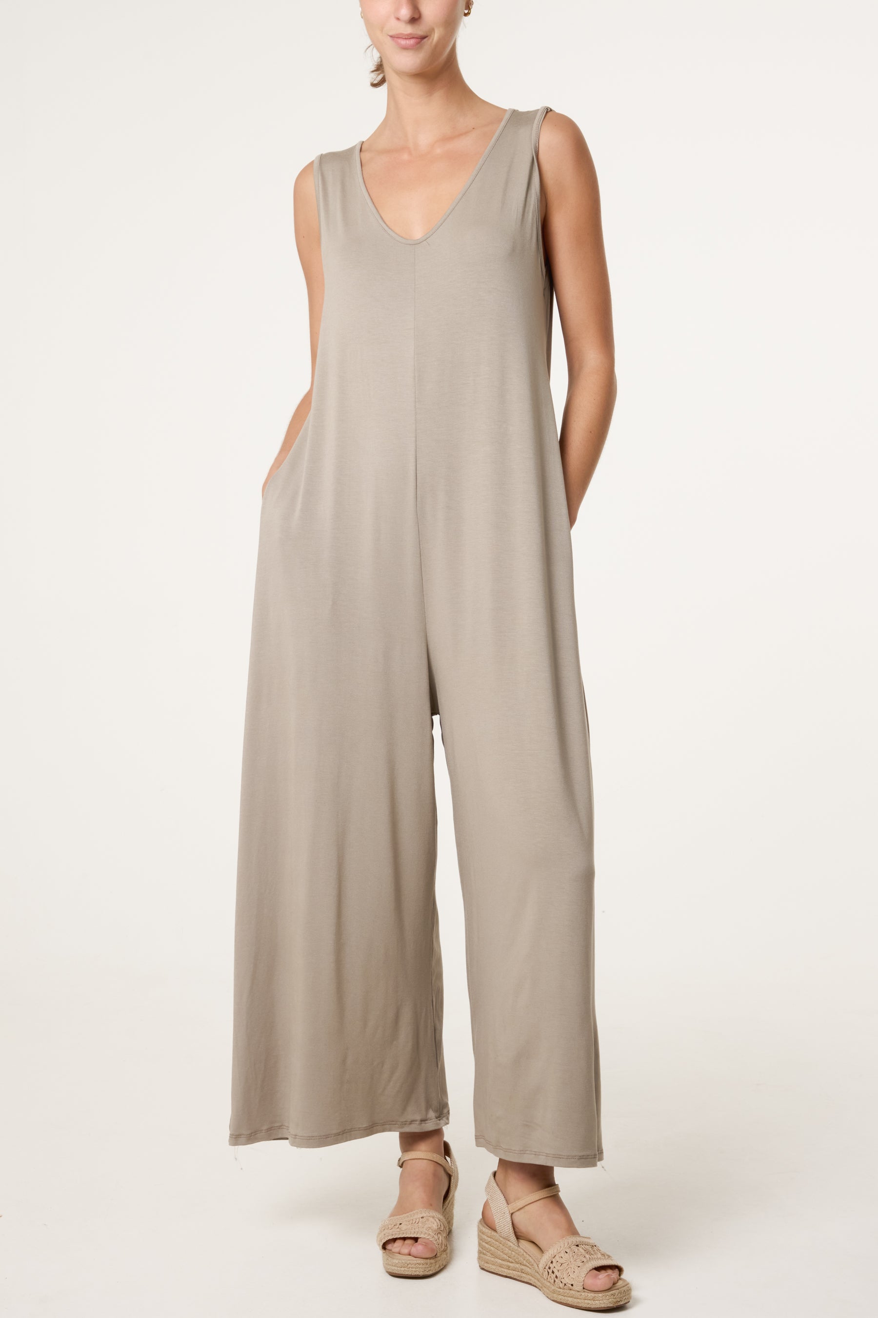 Sleeveless Plain V-Neck Jumpsuit