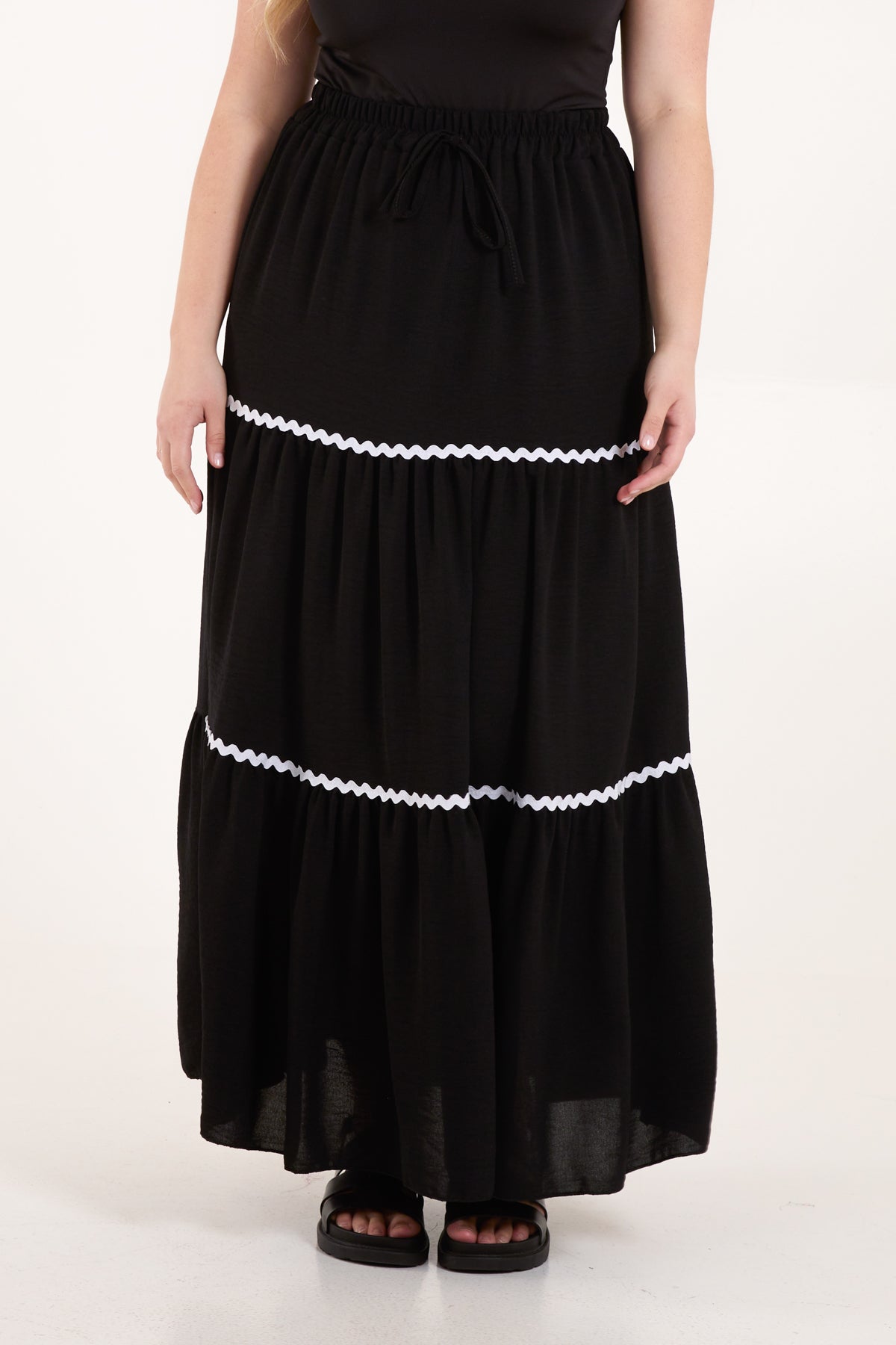 Scalloped Detail Tiered Maxi Skirt