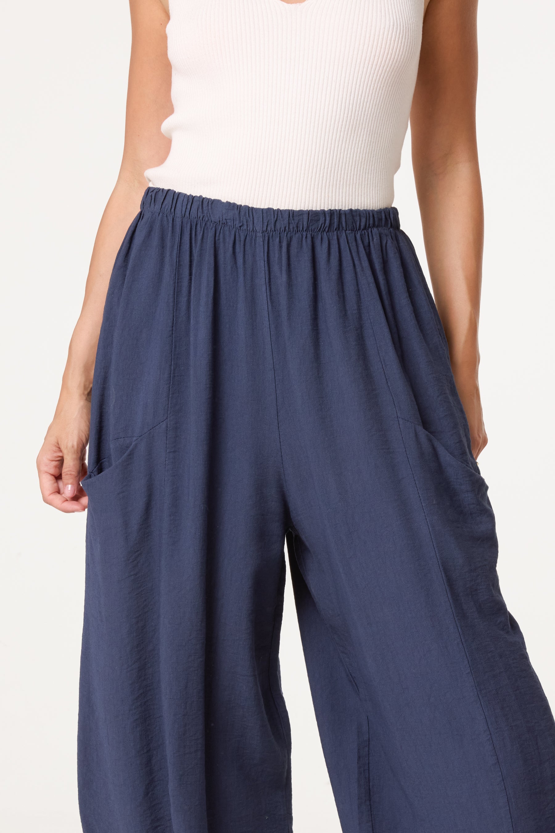 Wide-Leg Relaxed Trousers With Pockets