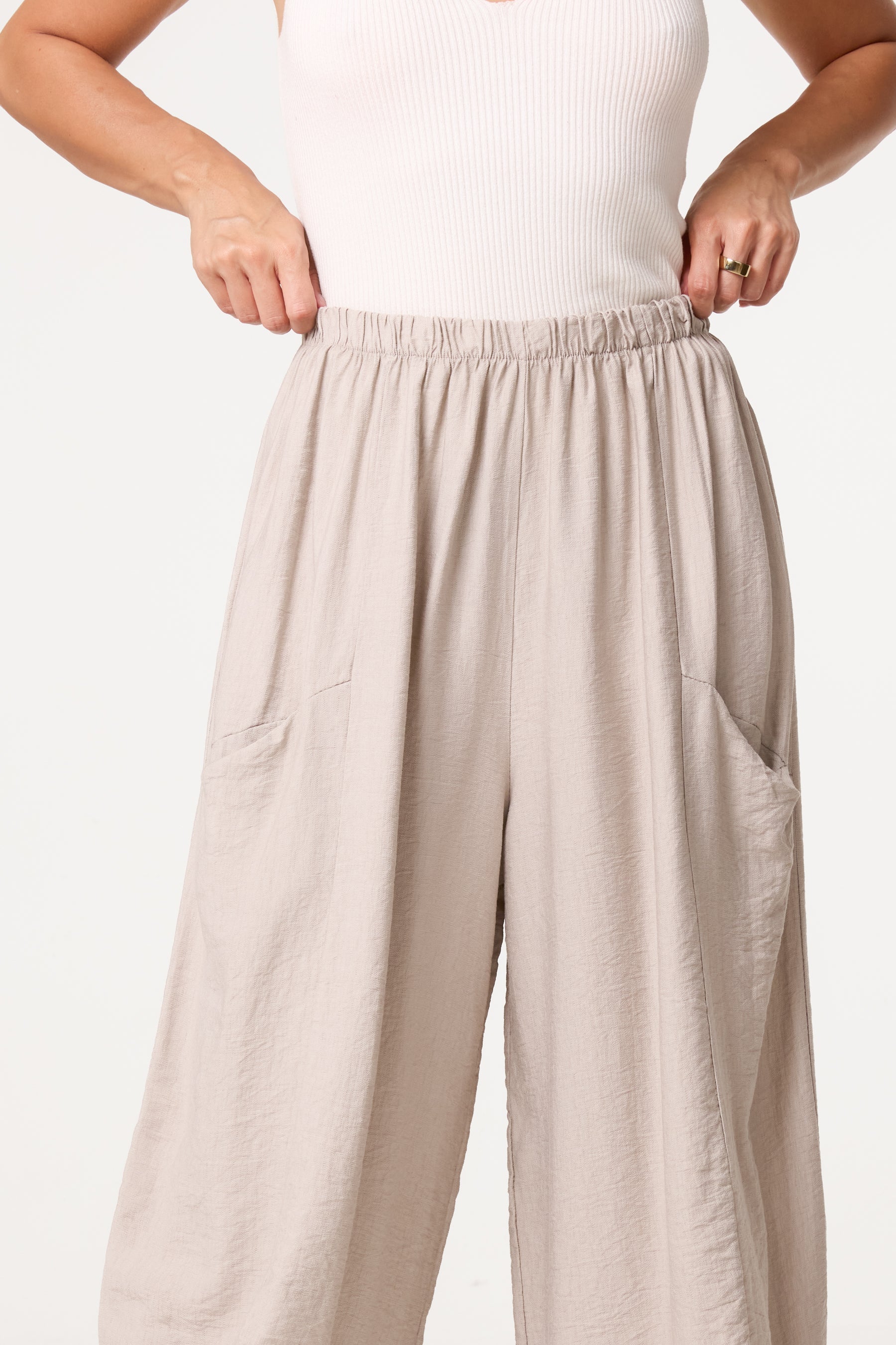 Wide-Leg Relaxed Trousers With Pockets