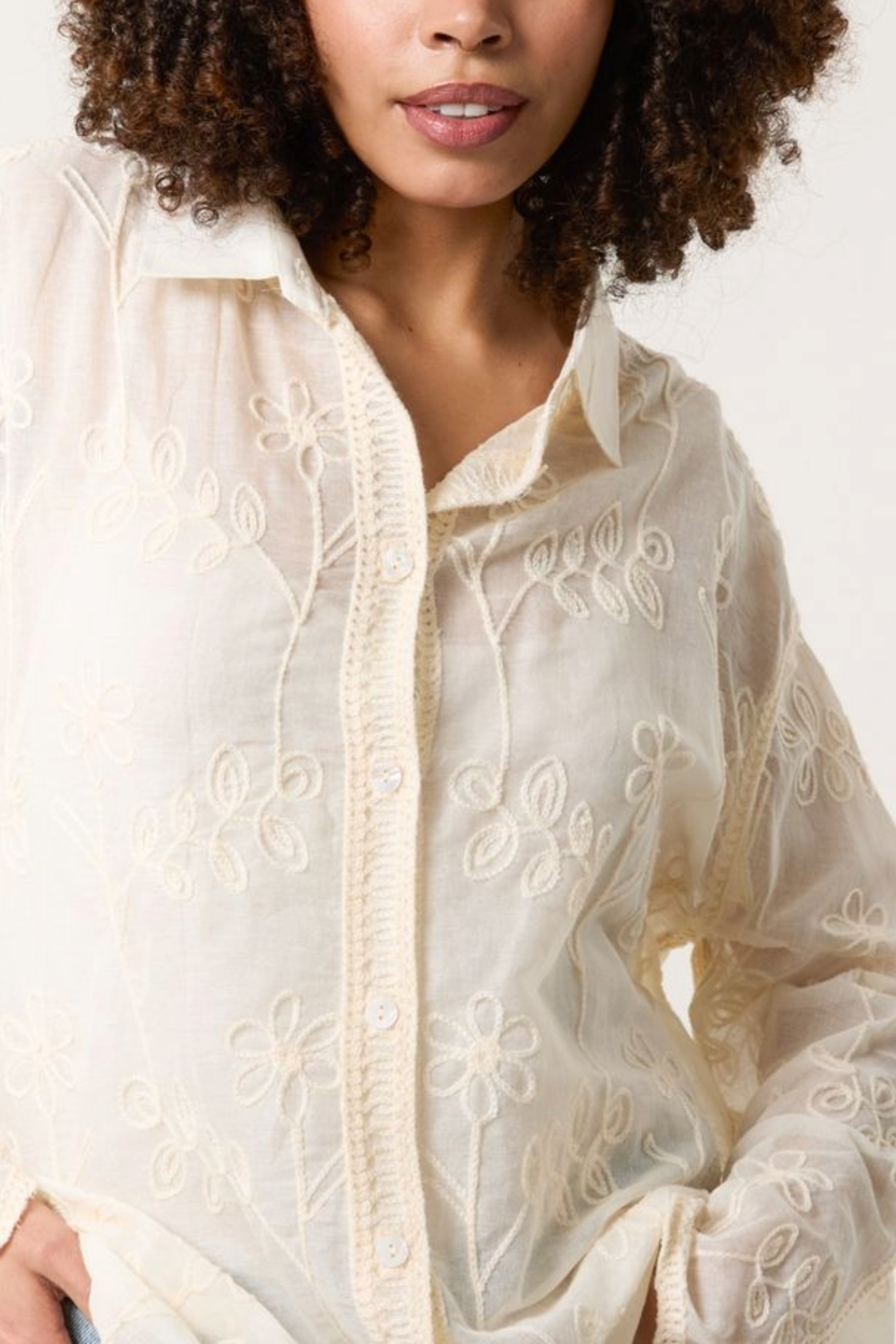 Daisy Embroidered Scallop Edge Shirt