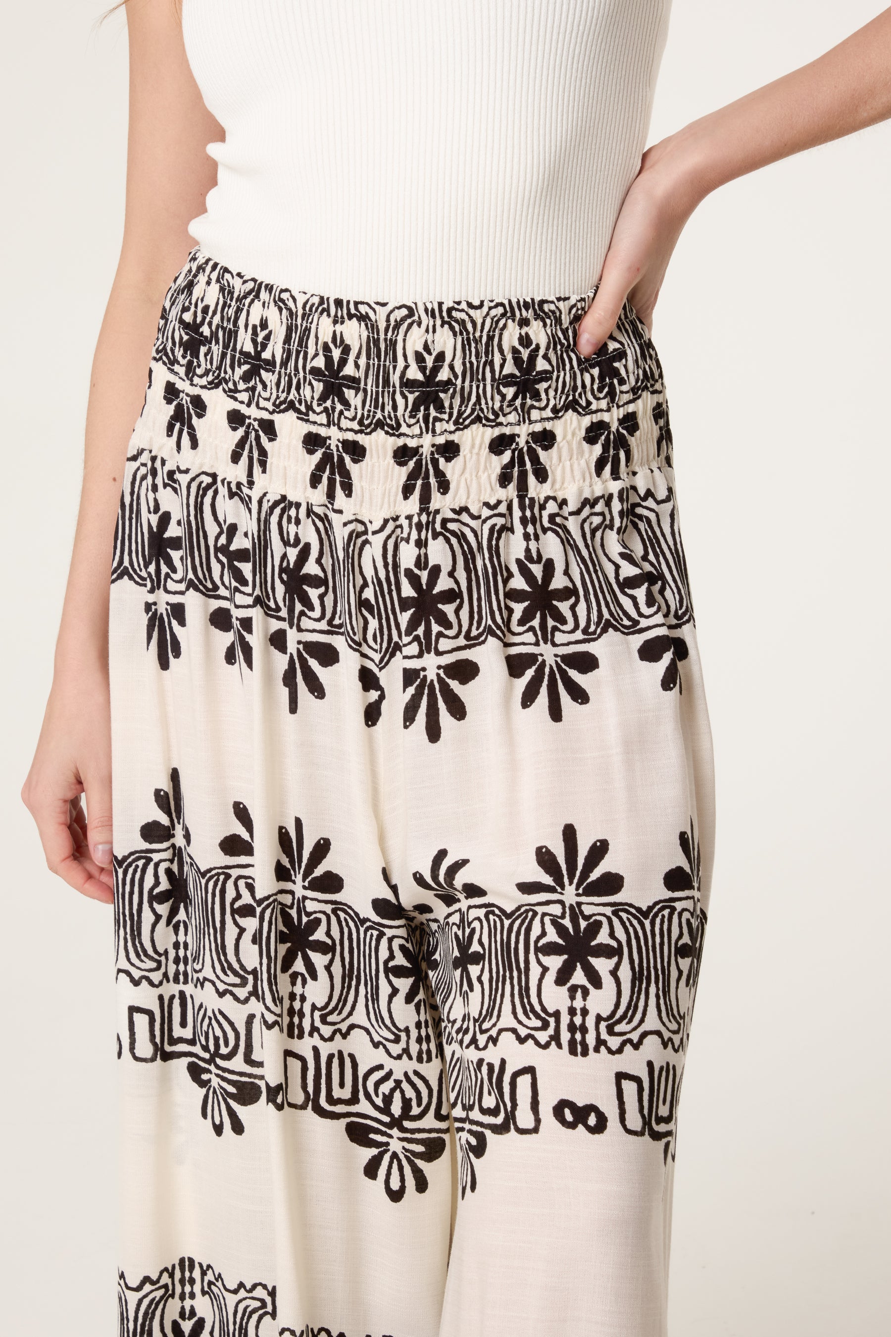 Border Print Elastic Wide Leg Trousers