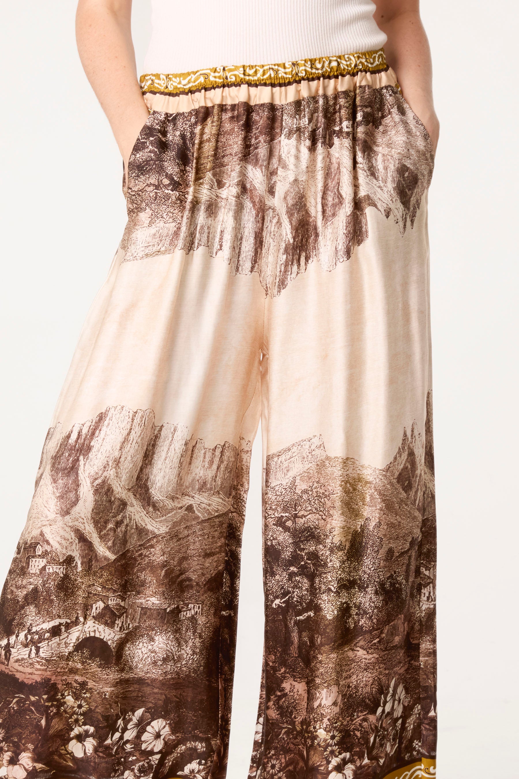 Mountain Print Border Edge Trousers